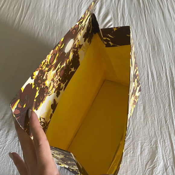 Tory Burch gift box - Picture 6 of 7